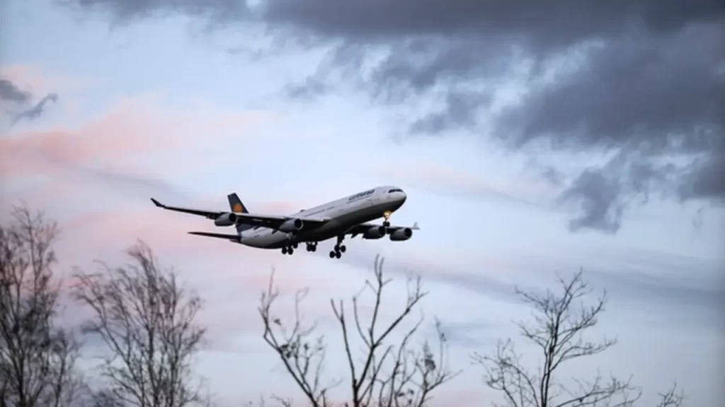 Como economizar em passagens aéreas em 2025